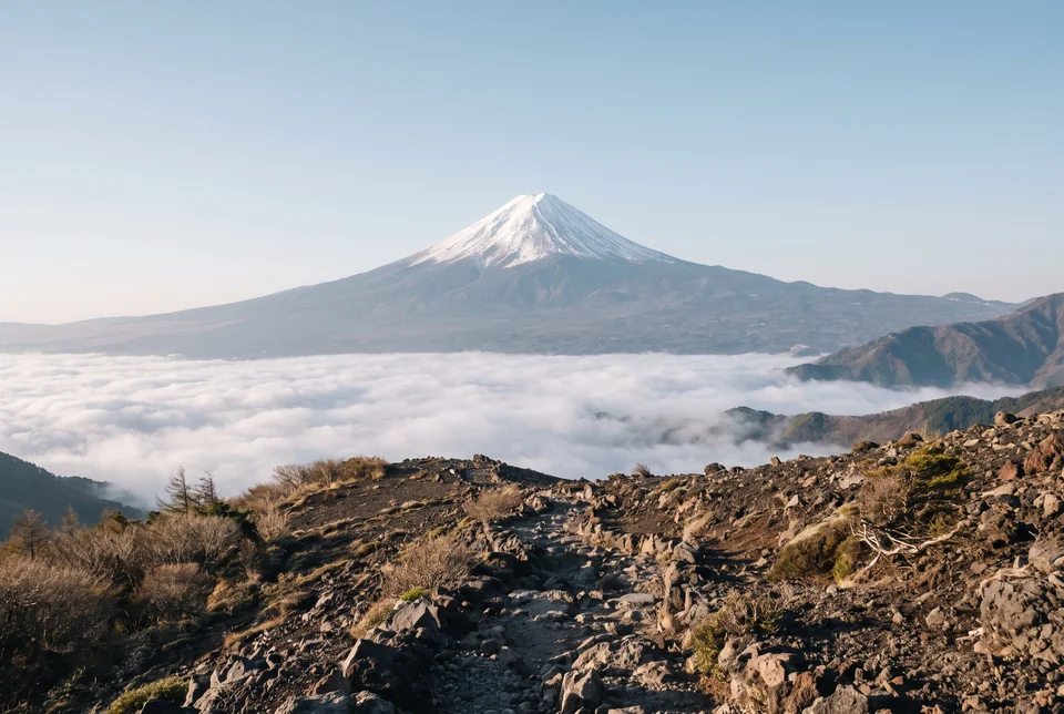 Fuji Dağı'nın karlı simetrik konisi bulut denizinin üzerinde, 5. istasyon patikası, görselleştirme