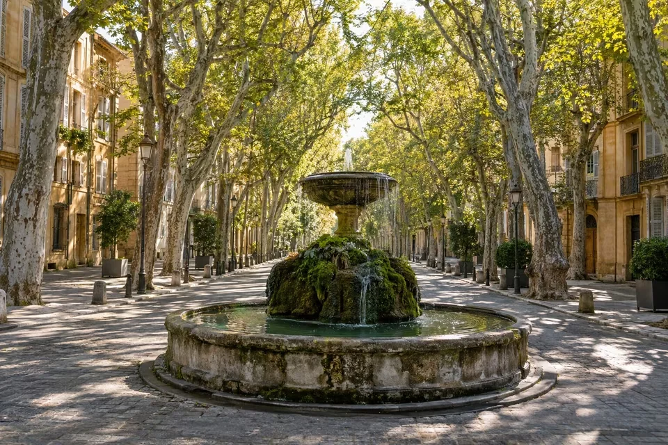 The plane-lined main boulevard of Aix-en-Provence and its fountains
