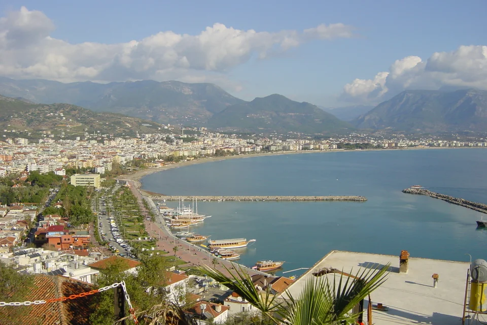 The bay, the beach and the mountains seen from the castle slope in Alanya