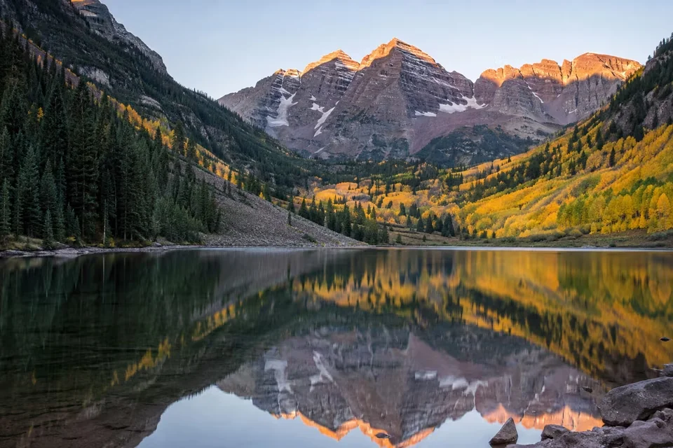 The two peaks of the Maroon Bells above the lake at Aspen