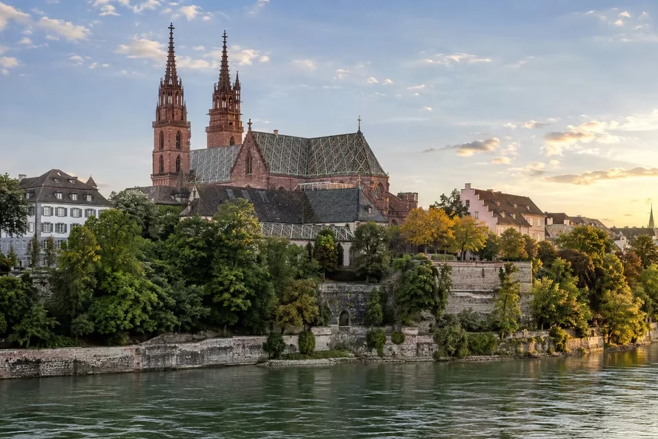 Basel Münster'in kırmızı kumtaşı cephesi