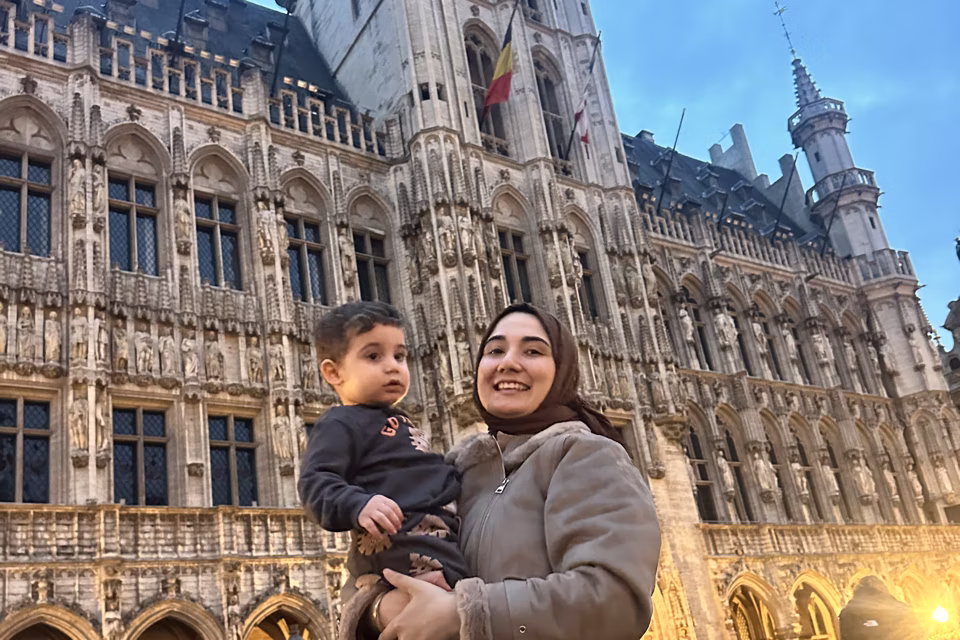 Brüksel'de Grand Place, mavi saatte lonca evleri