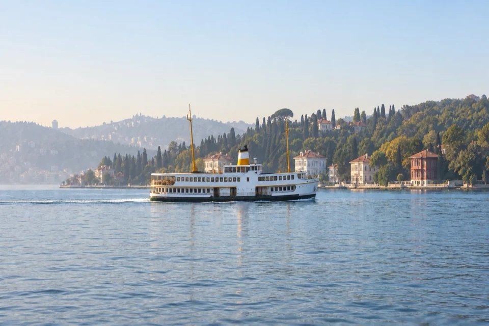 Boğaz’da vapur ve kıyıdaki ahşap yalılar