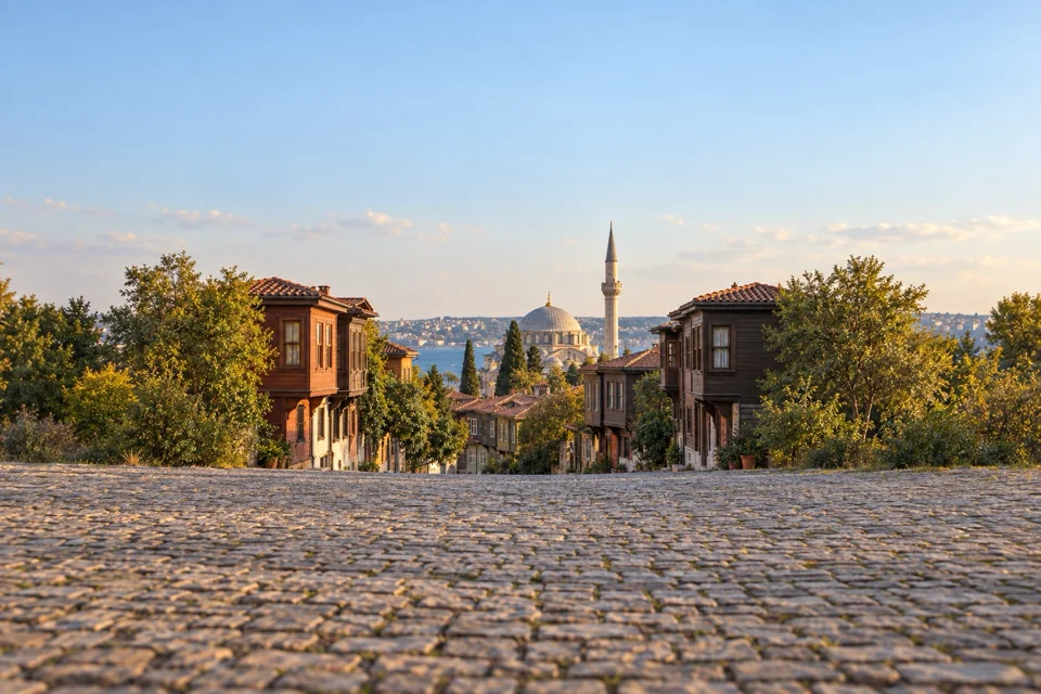 İstanbul’da yokuş arnavut kaldırımı sokak ve arkada kubbe