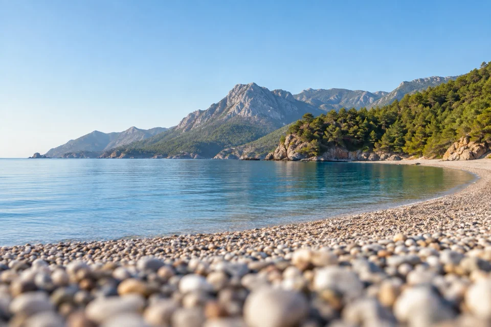 Kemer’de kızılçam ormanı ve çakıl plaj