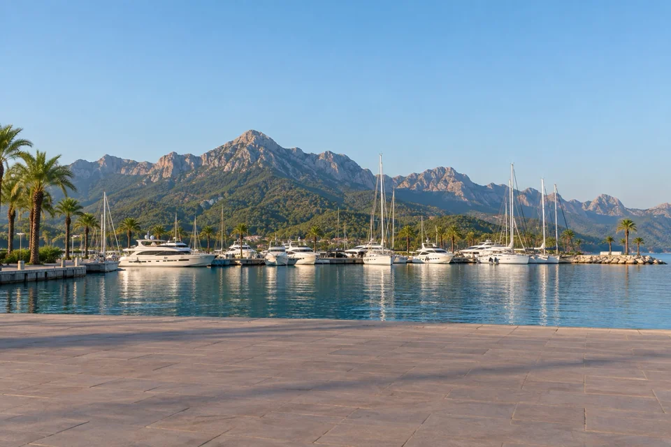 Kemer marinasında yatlar ve Toroslar