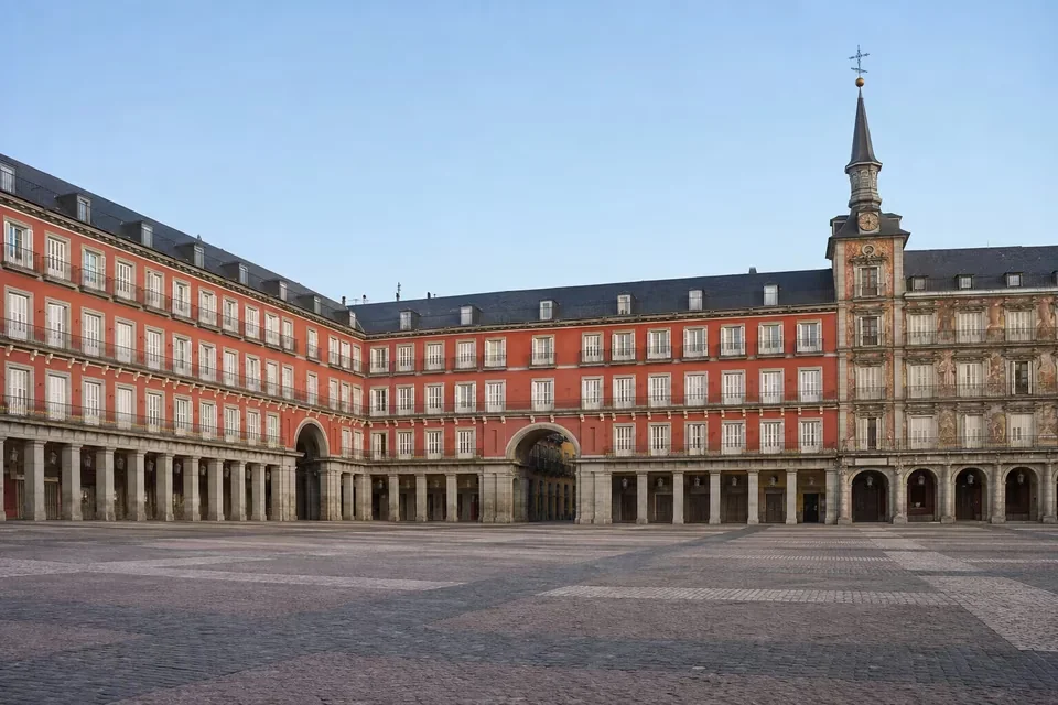 Madrid'de Plaza Mayor'un kemerli revakları