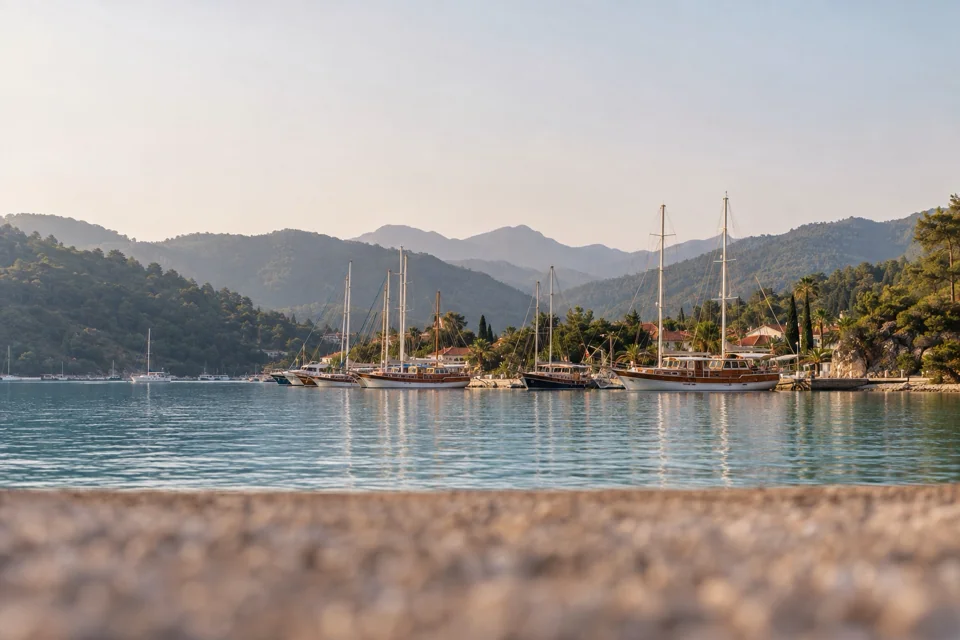 Marmaris’te çam kaplı tepelerle çevrili körfez