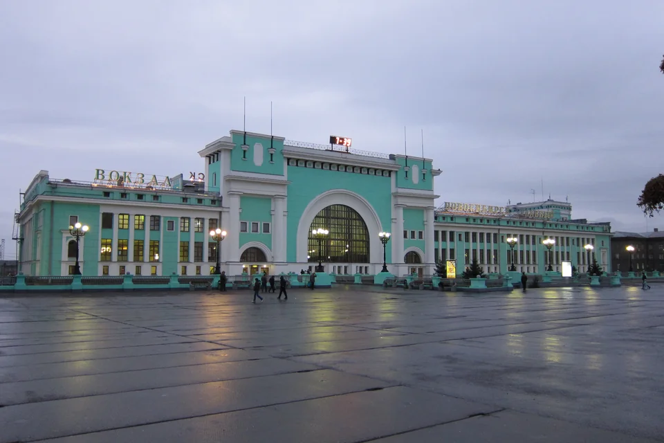 The large green-fronted arched railway station building in Novosibirsk