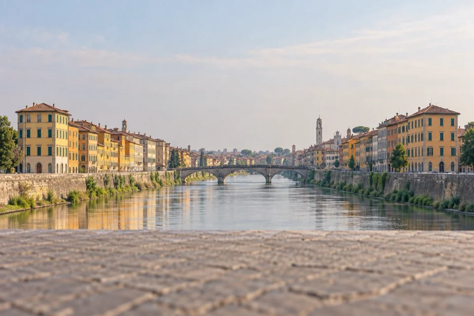 Pisa’da Arno kıyısında pastel cepheler