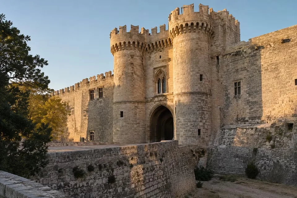 Rodos'ta ortaçağ surları ve Büyük Üstat Sarayı