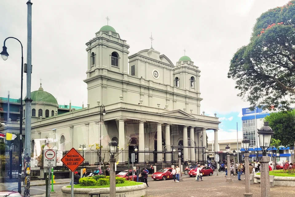The white neoclassical Metropolitan Cathedral and its square in San José