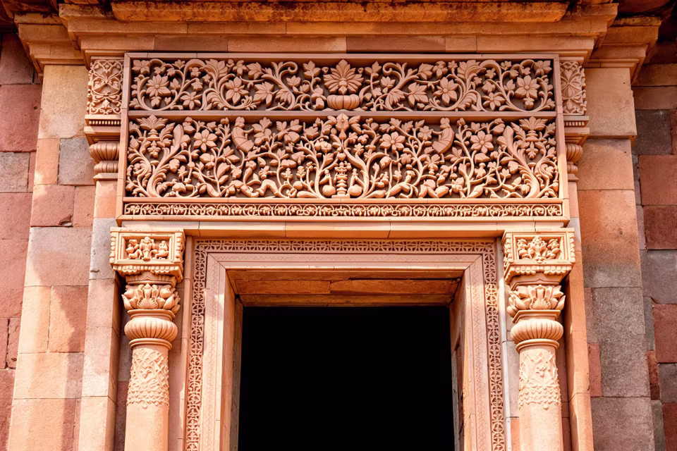 Banteay Srei'nin oyma kapı üstlüğü, Siem Reap