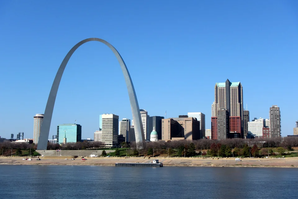 The Gateway Arch and the downtown skyline on the Mississippi River, St. Louis