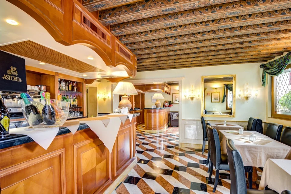 A photograph of Antiche Figure