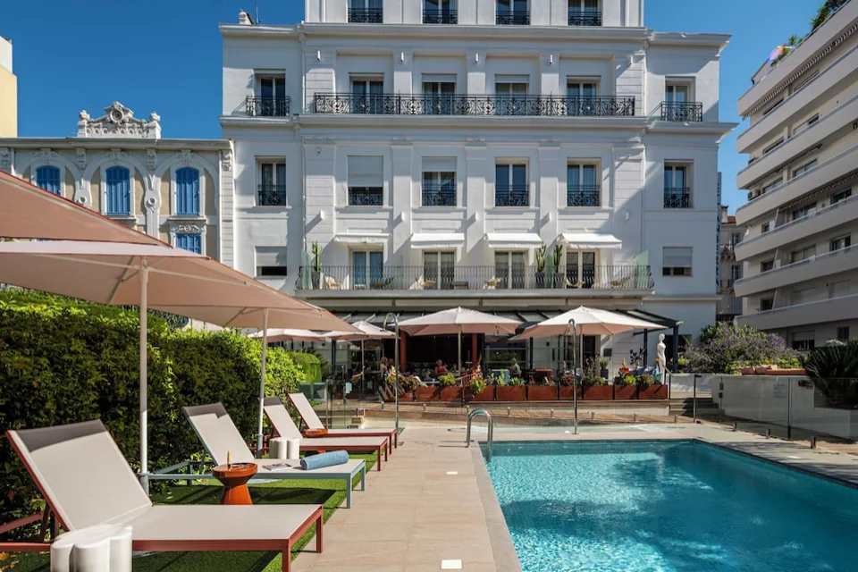 A photograph of Hôtel Le Canberra
