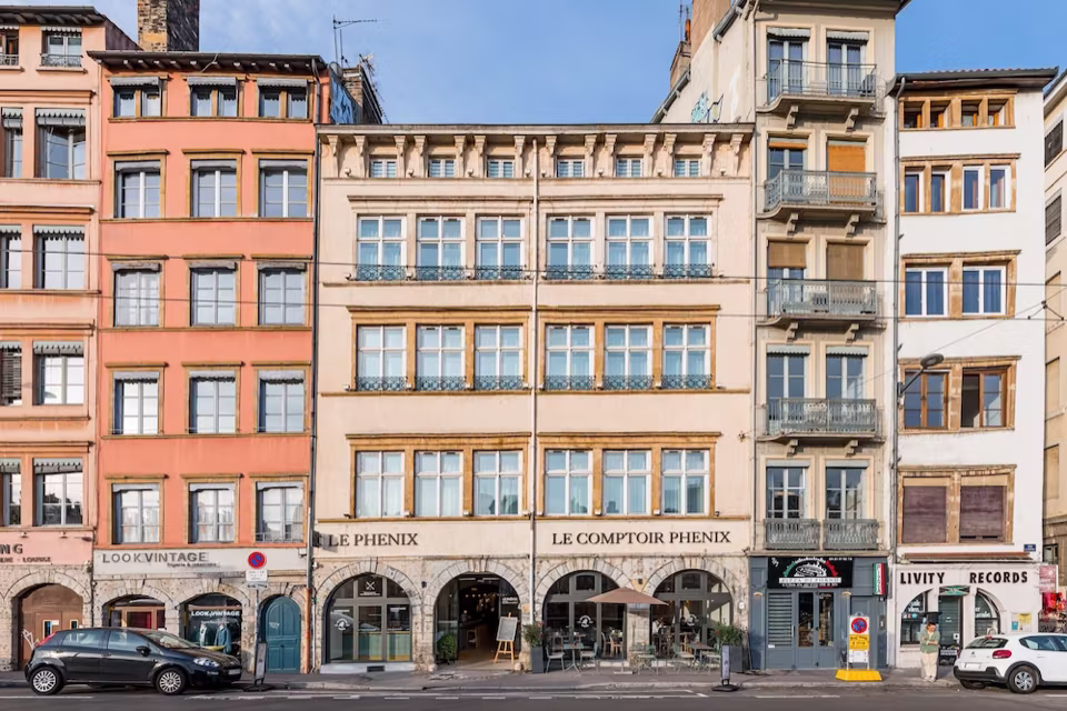 A photograph of Le Phenix 