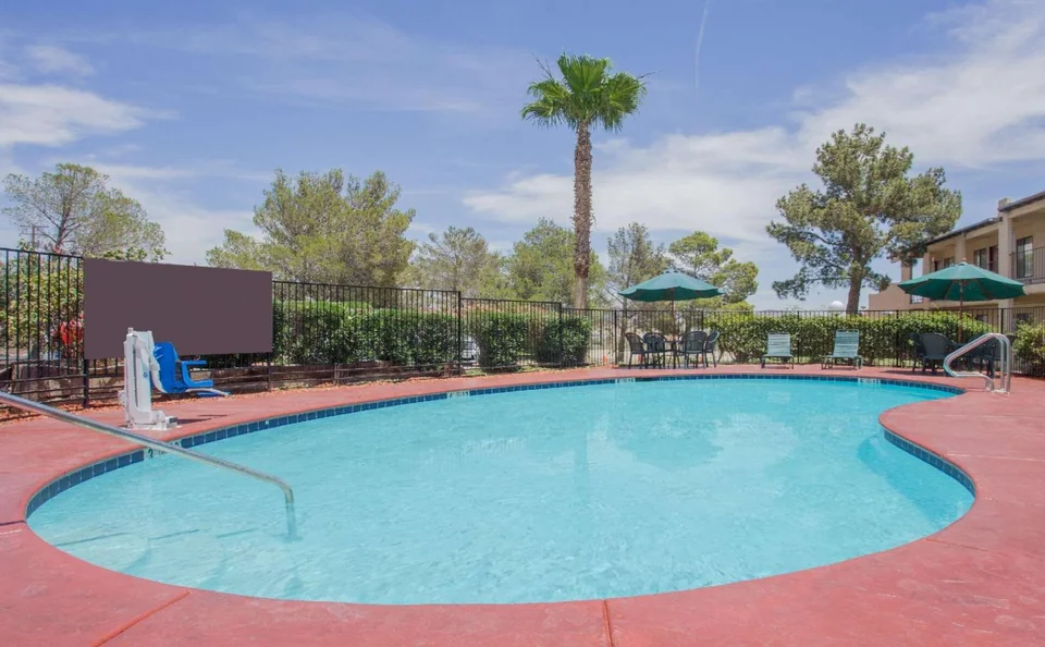 Super 8 by Wyndham Barstow