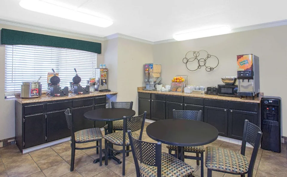 Super 8 by Wyndham Barstow