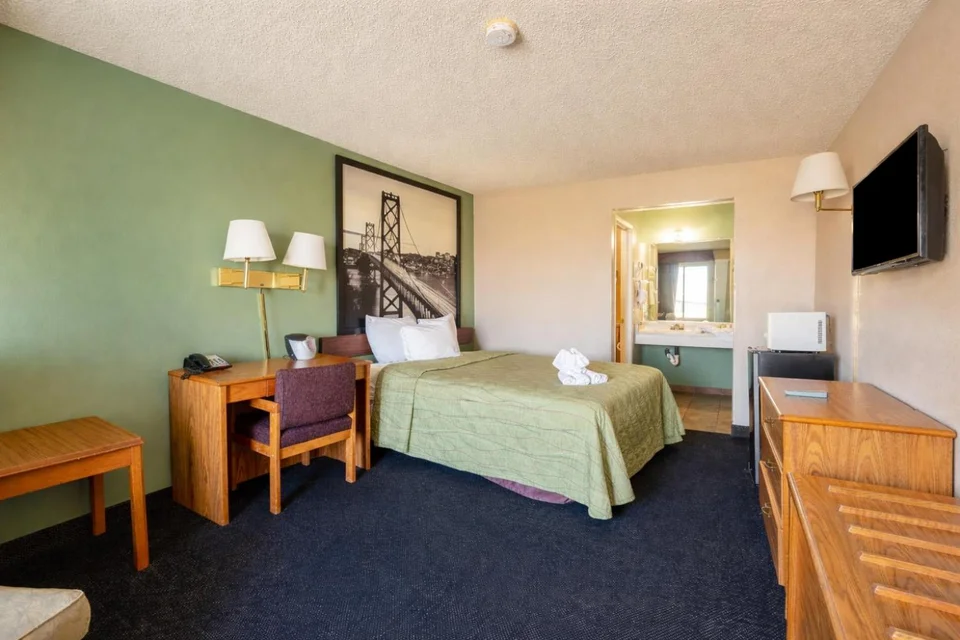 Super 8 by Wyndham Barstow