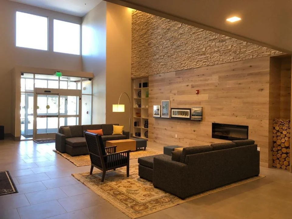 A photograph of Country Inn & Suites by Radisson, Flagstaff Downtown, AZ