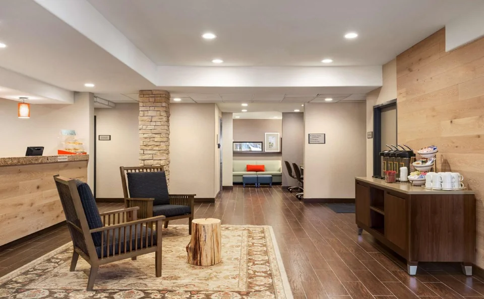 A photograph of Country Inn & Suites by Radisson, Flagstaff, AZ