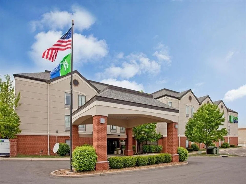 A photograph of Comfort Inn & Suites Saint Louis Lafayette Square