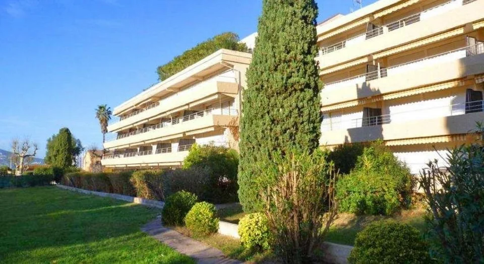Hotel Ventura Saint Tropez Tapestry Collection by Hilton