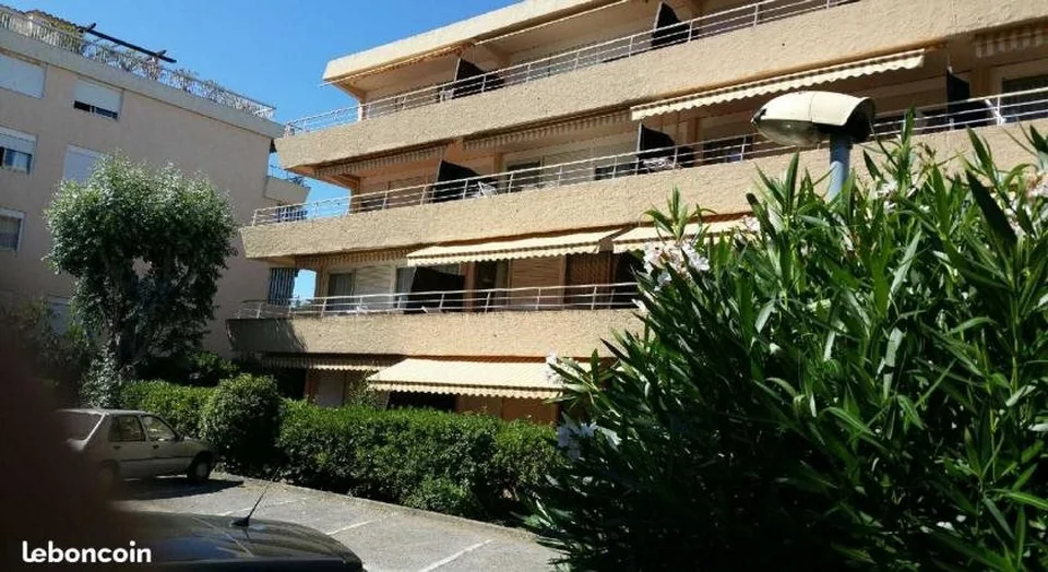 Hotel Ventura Saint Tropez Tapestry Collection by Hilton
