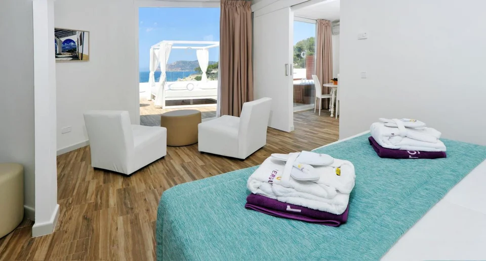 FERGUS Style Cala Blanca Suites