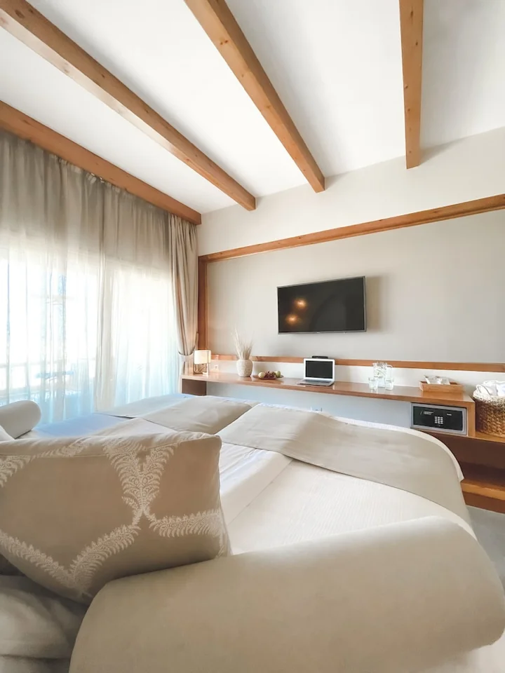 The Breakers Diving & Surfing Lodge