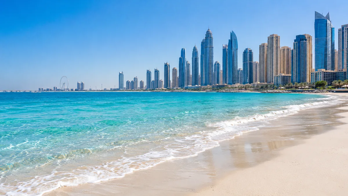 Öğleden sonra güneşinde boş bir Dubai sahil şeridi ve parlak mavi deniz; görselleştirme