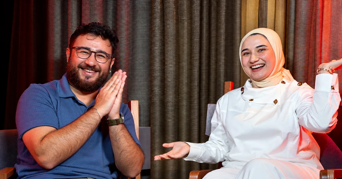 Stüdyoda sıcak ışık altında sohbet eden Furkan Bircan ve sunucu Sema; görselleştirme